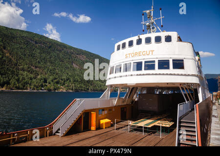 RJUKAN, NORVÈGE - 14 juillet 2018 : le plus grand navire à passagers Scandinavie, MF Storegut ferry fer accosté à Mael, une partie du service de traversier ferroviaire sur L Banque D'Images