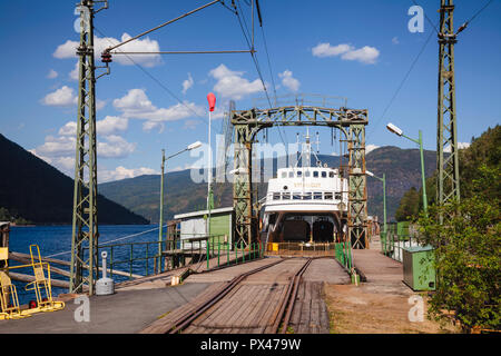 RJUKAN, NORVÈGE - 14 juillet 2018 : MF Storegut traversier ferroviaire accosté à Mael, une partie du service de traversier ferroviaire sur le lac Tinn Rjukan et une Tinnoset connecté Banque D'Images