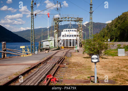 RJUKAN, NORVÈGE - 14 juillet 2018 : MF Storegut traversier ferroviaire accosté à Mael, une partie du service de traversier ferroviaire sur le lac Tinn Rjukan et une Tinnoset connecté Banque D'Images