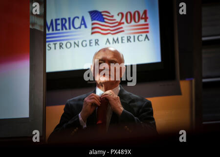 L'ancien sénateur des États-Unis, du Corps des Marines, l'astronaute John Glenn, aviateur ajuste sa cravate avant de se rendre à pied à coulisse au podium 2004 Na Démocratique Banque D'Images