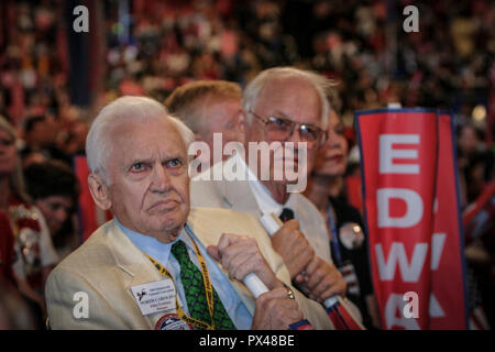 Les délégués de la Caroline du Nord Vice-président à l'écoute de prête-nom, le sénateur John Edwards lors de la Convention Nationale Démocratique de 2004 au Boston fuir Banque D'Images