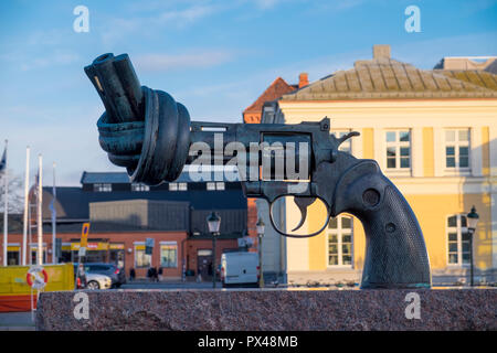 L'artiste suédois Carl Fredrik Reuterswärd d une immense Colt Python .357 Magnum revolver avec un canon et noué le museau vers le haut. Carl m Banque D'Images