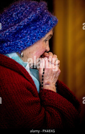 St Paul's Catholic Church, Belfast, Irlande du Nord. Femme en prière. L'Ulster, Royaume-Uni Banque D'Images