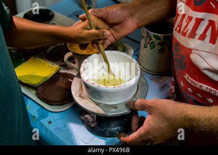 Atelier de poterie céramique à Tricase, Puglia, Italie. Potter l'enseignement d'un enfant. Banque D'Images