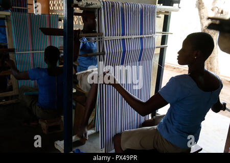 Atelier de formation pour les jeunes femmes dirigé par JARC (Jeunes adultes ruraux catholiques) ONG catholique à Dapaong, Togo. Banque D'Images