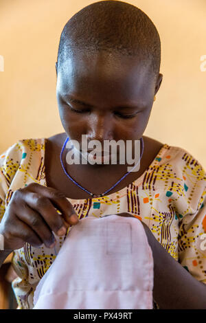 Atelier de formation pour les jeunes femmes dirigé par JARC (Jeunes adultes ruraux catholiques) ONG catholique à Dapaong, Togo. Banque D'Images