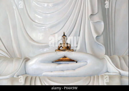 Linh Phong temple bouddhiste. Statue de Bouddha assis en marbre blanc. Dalat. Le Vietnam. Banque D'Images