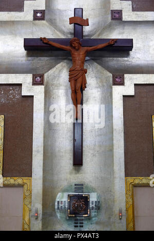 Jésus sur la croix dans une église catholique. Ho Chi Minh Ville. Le Vietnam. Banque D'Images