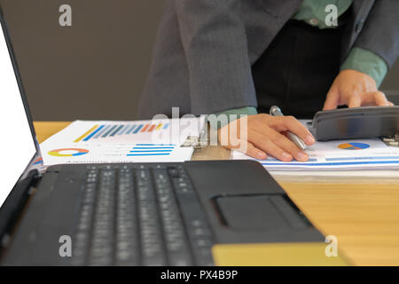 Travailler avec un conseiller financier au bureau calculatrice comptable comptabilité et faire. calcul des revenus & budget. aide-comptable en calcul. financ Banque D'Images