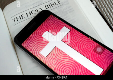 Bible Bible papier et numérique app sur smartphone. Banque D'Images