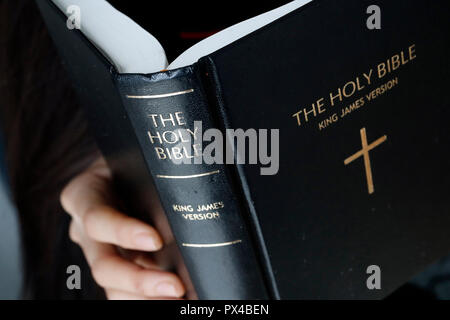 Femme Chrétienne la lecture de la Sainte Bible. Banque D'Images