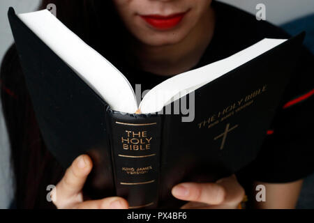 Femme Chrétienne la lecture de la Sainte Bible. Banque D'Images