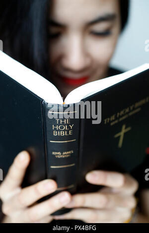 Femme Chrétienne la lecture de la Sainte Bible. Banque D'Images