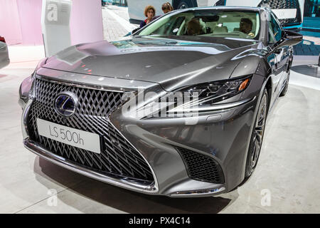 PARIS - Oct 3, 2018 : Lexus LS 500h hybride berline de luxe a présenté au Mondial de Paris. Banque D'Images