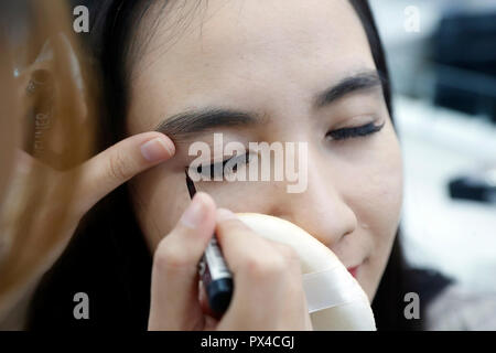 Salon de Vietnamiens. Le maquillage des yeux. Ho Chi Minh Ville. Le Vietnam. Banque D'Images