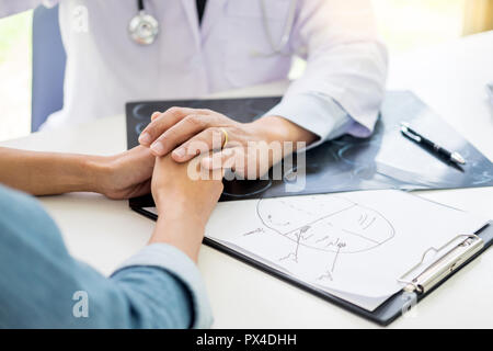 Le patient a été rassuré par la main tenant désespérément médecin appui encourageant et réconfortant avec sympathie. Dans la chambre d'hôpital Banque D'Images