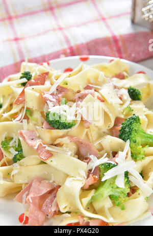 Tagliatelles aux brocolis et jambon Banque D'Images