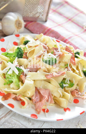 Tagliatelles aux brocolis et jambon Banque D'Images