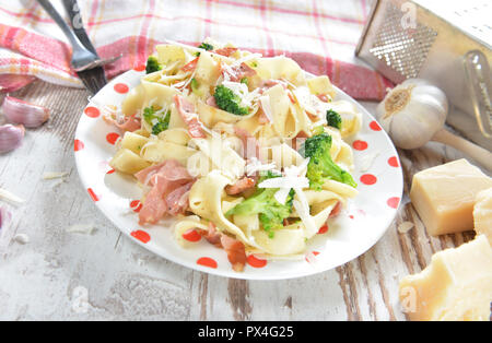 Tagliatelles aux brocolis et jambon Banque D'Images