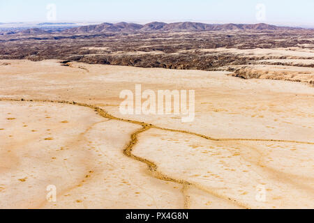 Vue aérienne de la rivière à sec, dans des sols secs, robuste, paysage désertique Canyon Kuiseb, Namib-Naukluft National Park, Namibie Banque D'Images