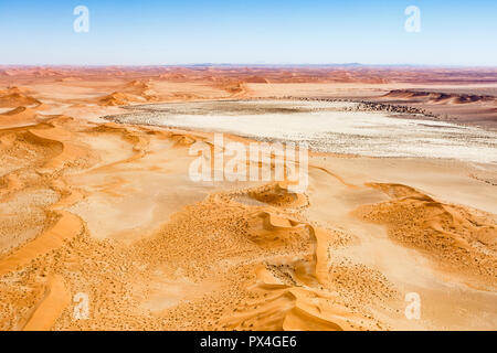 Photo aérienne, Tsondab pan, Tsondabvlei, entouré de dunes rouges, Désert du Namib, Namibie, Namib-Naukluft National Park Banque D'Images