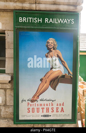 Rail de chemin de fer vintage britannique affiche publicitaire, Swanage, Dorset, England, UK Banque D'Images