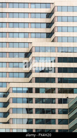 Fragment abstrait de l'architecture contemporaine, des murs en verre et béton. Mur de verre de l'immeuble de bureaux modernes. Modèle fenêtre bureau backgrou Banque D'Images