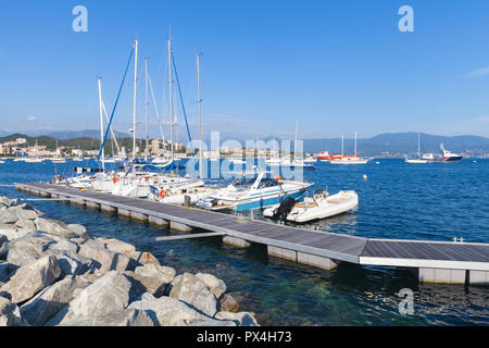 Les petits yachts et bateaux amarrés au port de plaisance d'Ajaccio. La corse, île française de la Mer Méditerranée Banque D'Images