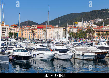 Port d'Ajaccio. Les voiliers et bateaux à moteur de plaisance amarrés dans la marina, Corse, France Banque D'Images