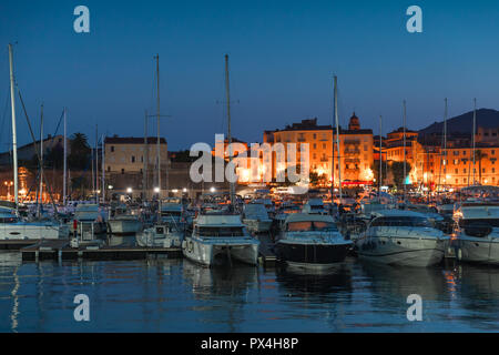 Les bateaux de plaisance à moteur et de bateaux amarrés dans le port d'Ajaccio la nuit, Corse, France Banque D'Images