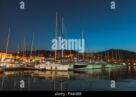Yachts de plaisance à moteur et de bateaux amarrés dans le port d'Ajaccio à nuit noire, Corse, France Banque D'Images