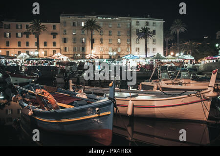 Bateau de pêche en bois amarré dans le vieux port d'Ajaccio, la capitale de la Corse, France. Photo de nuit avec filtre de correction tonale vintage chaud Banque D'Images