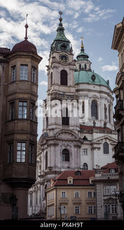 St Nicholas dome et tour en affichage de rue à Prague Banque D'Images