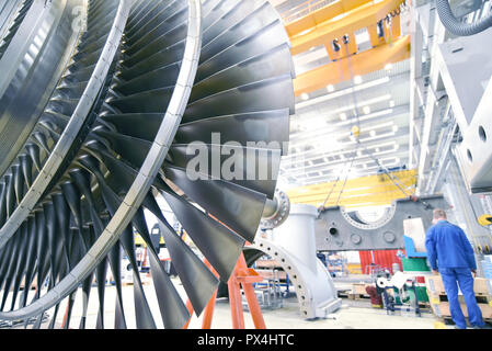 L'assemblage des travailleurs et la construction de turbines à gaz dans une usine industrielle moderne Banque D'Images