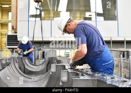 L'assemblage des travailleurs et la construction de turbines à gaz dans une usine industrielle moderne Banque D'Images