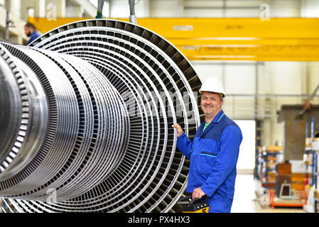 L'assemblage des travailleurs et la construction de turbines à gaz dans une usine industrielle moderne Banque D'Images