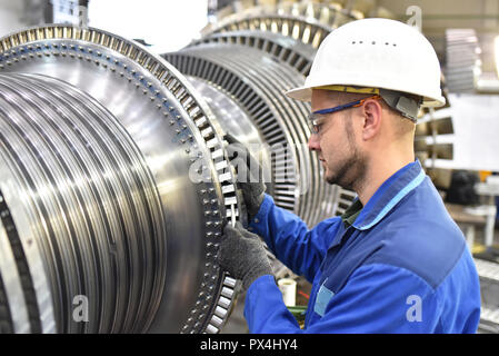 La conception et la production de turbines à gaz dans une usine industrielle moderne Banque D'Images