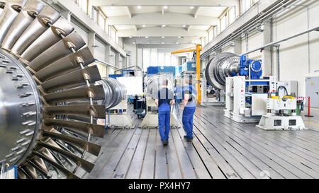 L'assemblage des travailleurs et la construction de turbines à gaz dans une usine industrielle moderne Banque D'Images