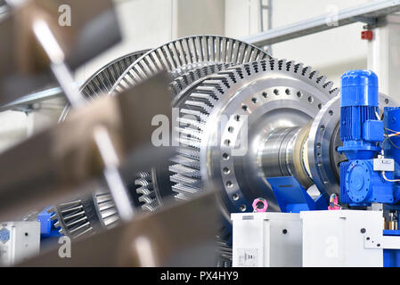 Les turbines à gaz de fabrication dans une usine industrielle Banque D'Images