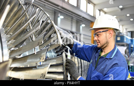 Fabrication de turbines à vapeur de travailleurs dans une usine industrielle Banque D'Images