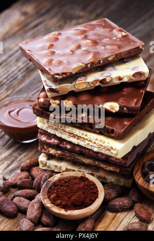 Barres de chocolat sur table avec tour de chocolat. Chocolat et noix Banque D'Images