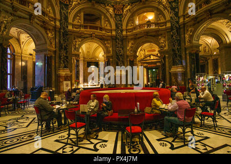 Les touristes et visiteurs de se détendre et de boire à l'intérieur de l'ancien bar du Kunsthistorisches Museum. Le musée a ouvert ses portes en 1891 Banque D'Images