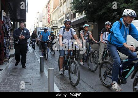 Rouler avec des vélos dans le centre d'Athènes Banque D'Images