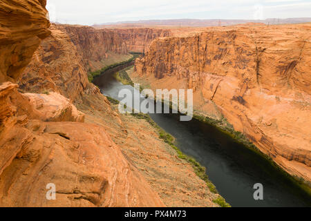 Page, Arizona, USA. Vue spectaculaire sur le fleuve Colorado à partir de près de Glen Canyon Dam. Banque D'Images