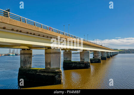 L'ECOSSE DUNDEE TAY ROAD AU-DESSUS DE L'ESTUAIRE VERS FIFE Banque D'Images