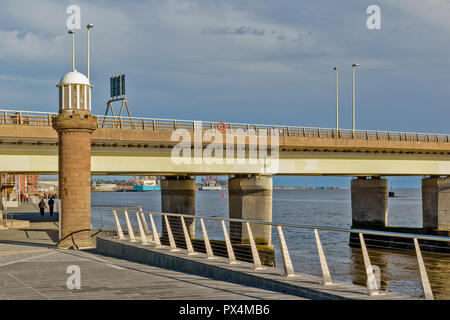 Route TAY BRIDGE SUR LE CÔTÉ DE LA DUNDEE TAY À BORD DE L'ESTUAIRE VERS LE BAS Banque D'Images