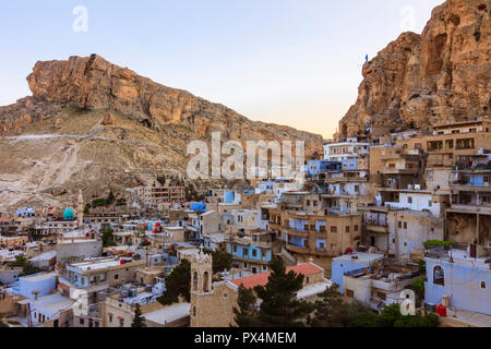 Maaloula, Rif Dimashq Gouvernorat, Syrie : vue générale du village de pèlerinage chrétien Maaloula, un des trois villages restants en Syrie où Banque D'Images