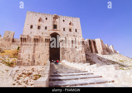 Le Gouvernorat d'Alep Alep, Syrie : les gens, à l'entrée de la Citadelle d'Alep, un grand château fort médiéval situé dans le centre de la vieille ville. Banque D'Images