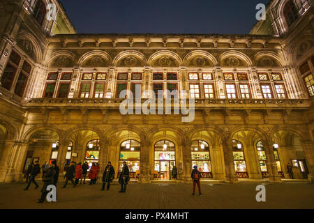 Le célèbre opéra de l'État avec les touristes et les visiteurs de marcher en face de l'immeuble la nuit. Il est situé dans le centre de Vienne, Autriche, Euro-ville Banque D'Images