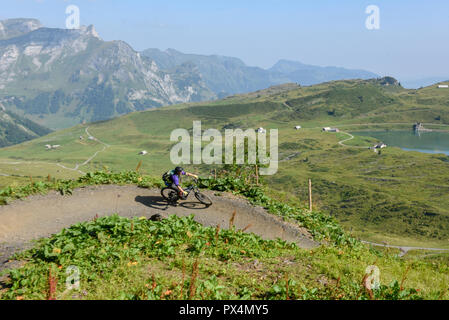 Jochpass, Suisse - 4 août 2018 : l'homme sur son vtt en descendant le chemin de plus de Jochpass Engelberg dans les Alpes Suisses Banque D'Images